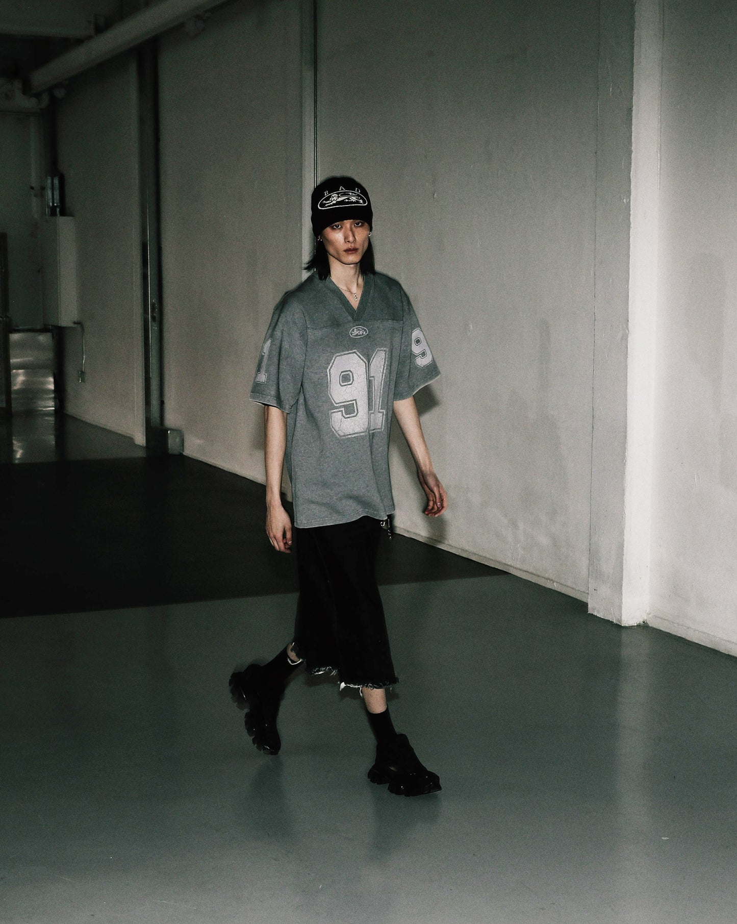 91 Crack Print V-Neck T-Shirt - Grey