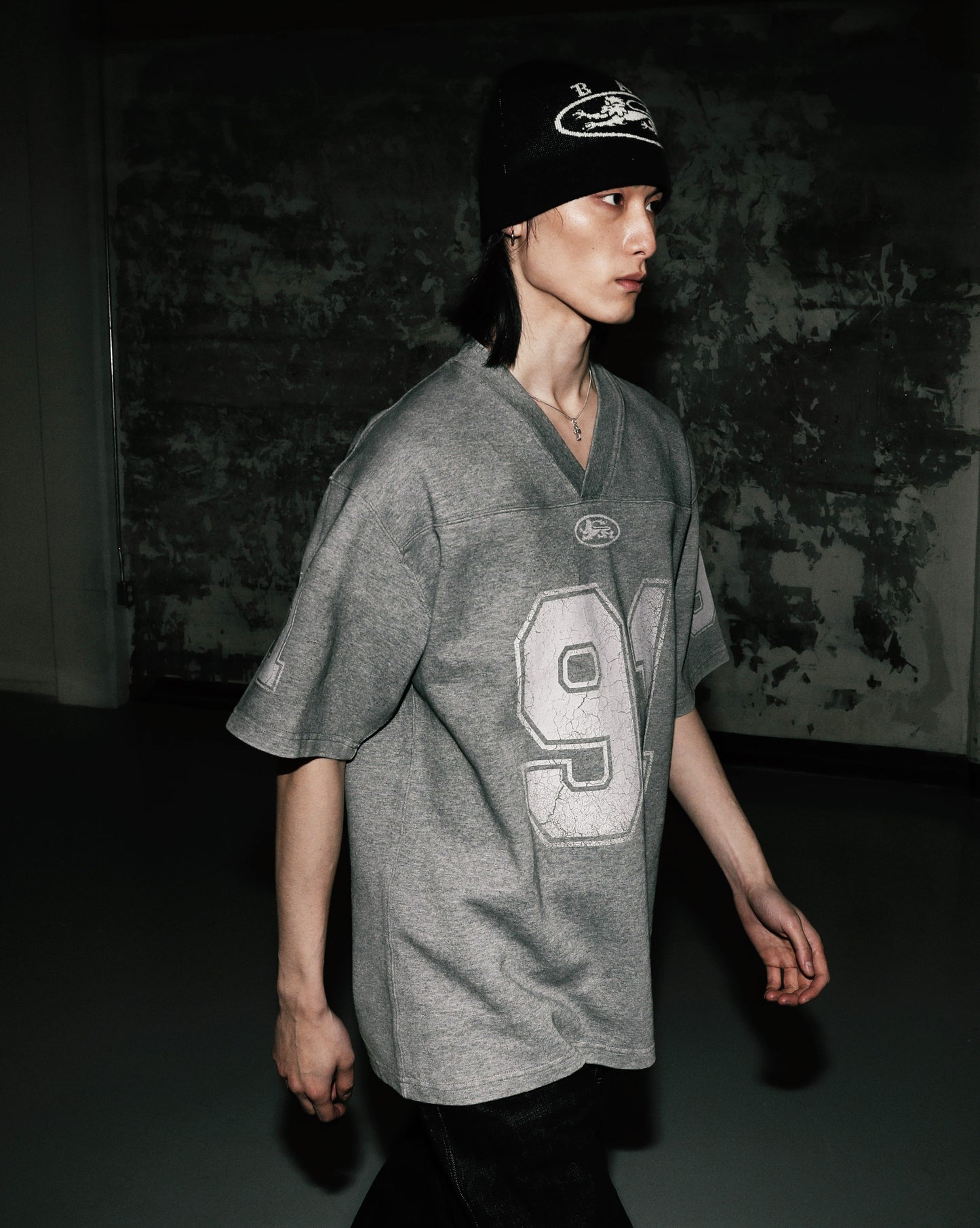 91 Crack Print V-Neck T-Shirt - Grey