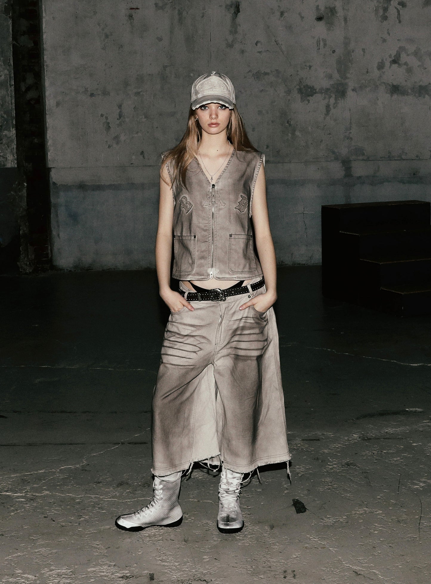 Lion Patch Bermuda Denim Pants - Mud White