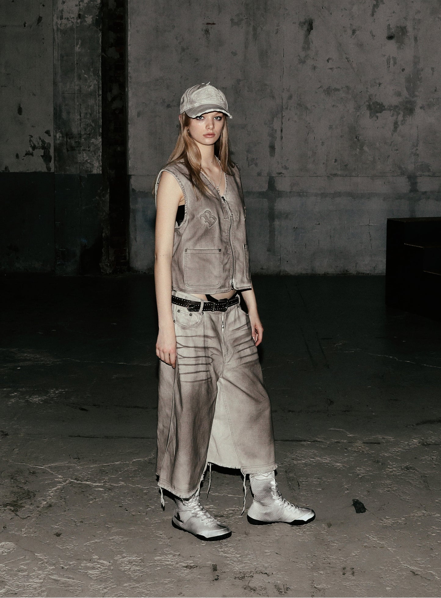 Lion Patch Bermuda Denim Pants - Mud White