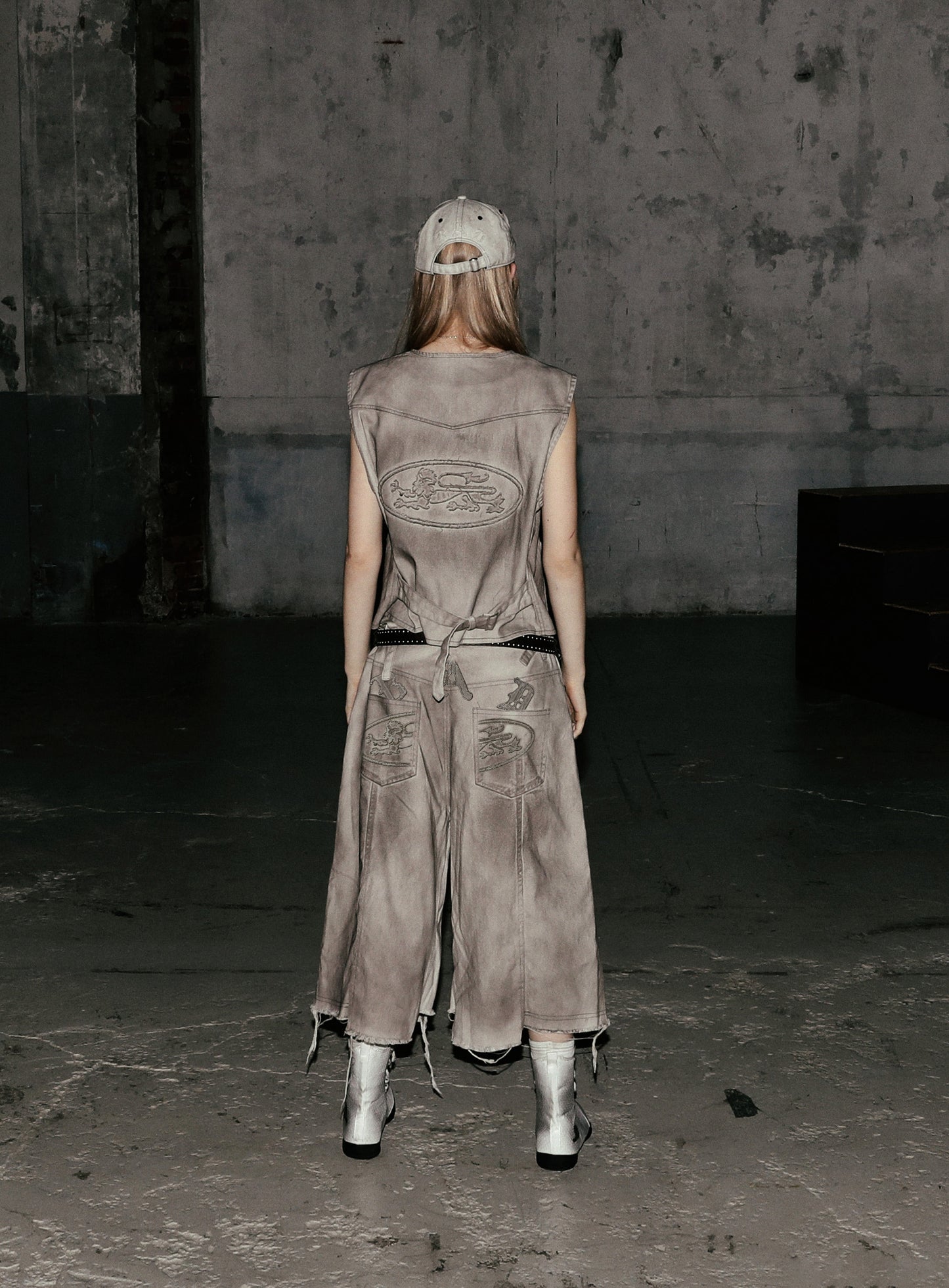 Lion Patch Bermuda Denim Pants - Mud White