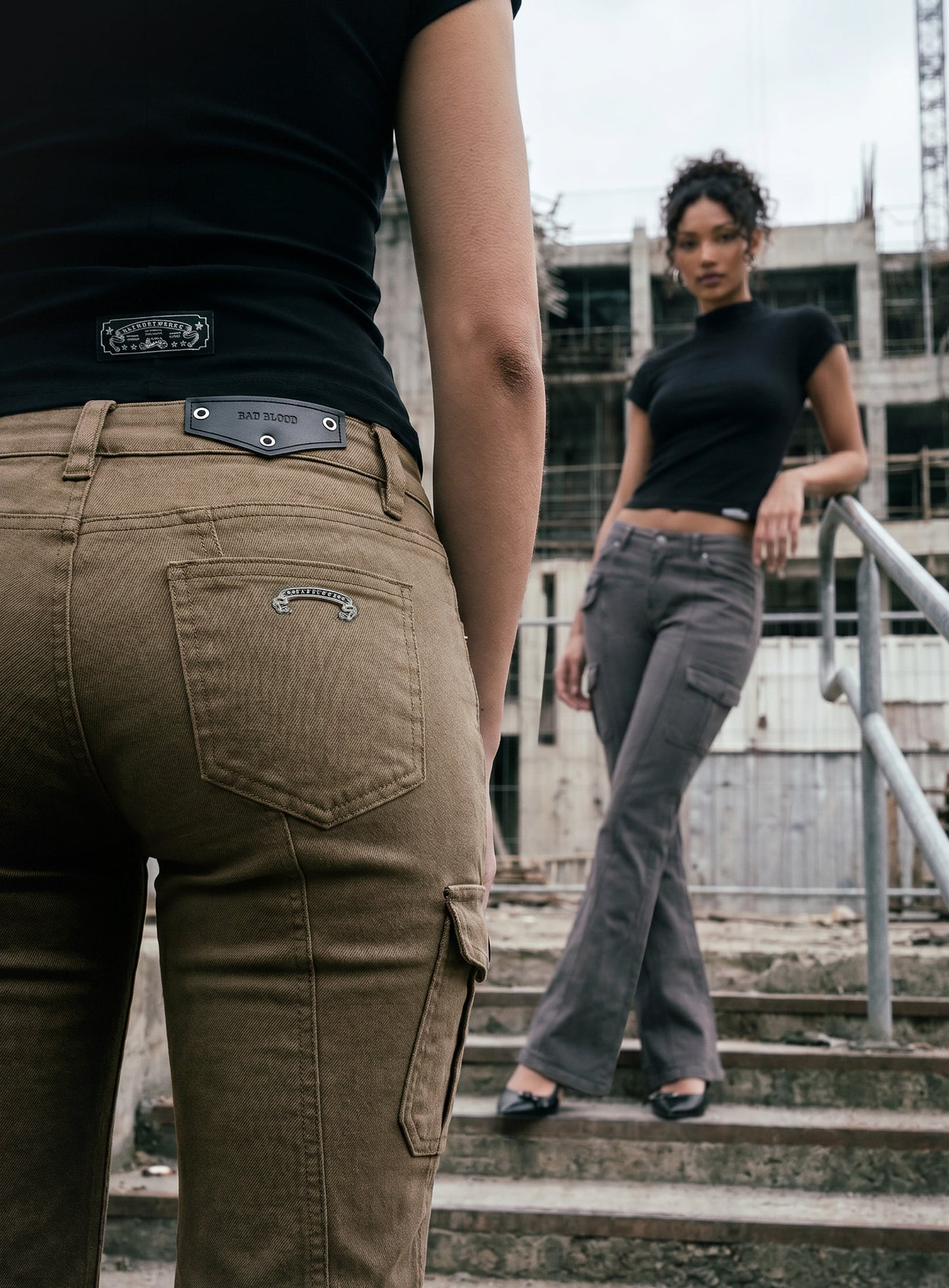 [w-pts26-091] 109 Low-Rise Cargo Bootcut Pants - Khaki