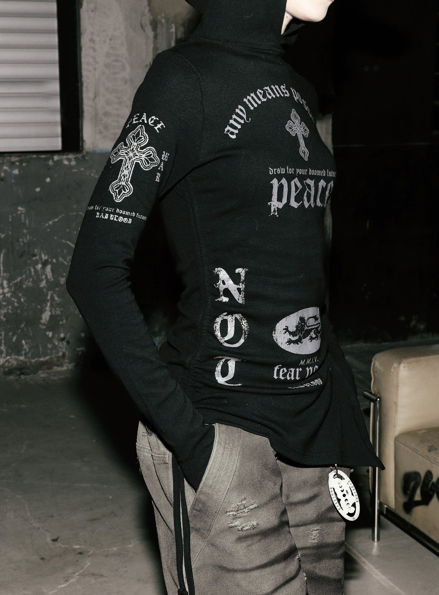 [w-hde25-089] PEACE NOT WAR Slim Cutout Hoodie - Black