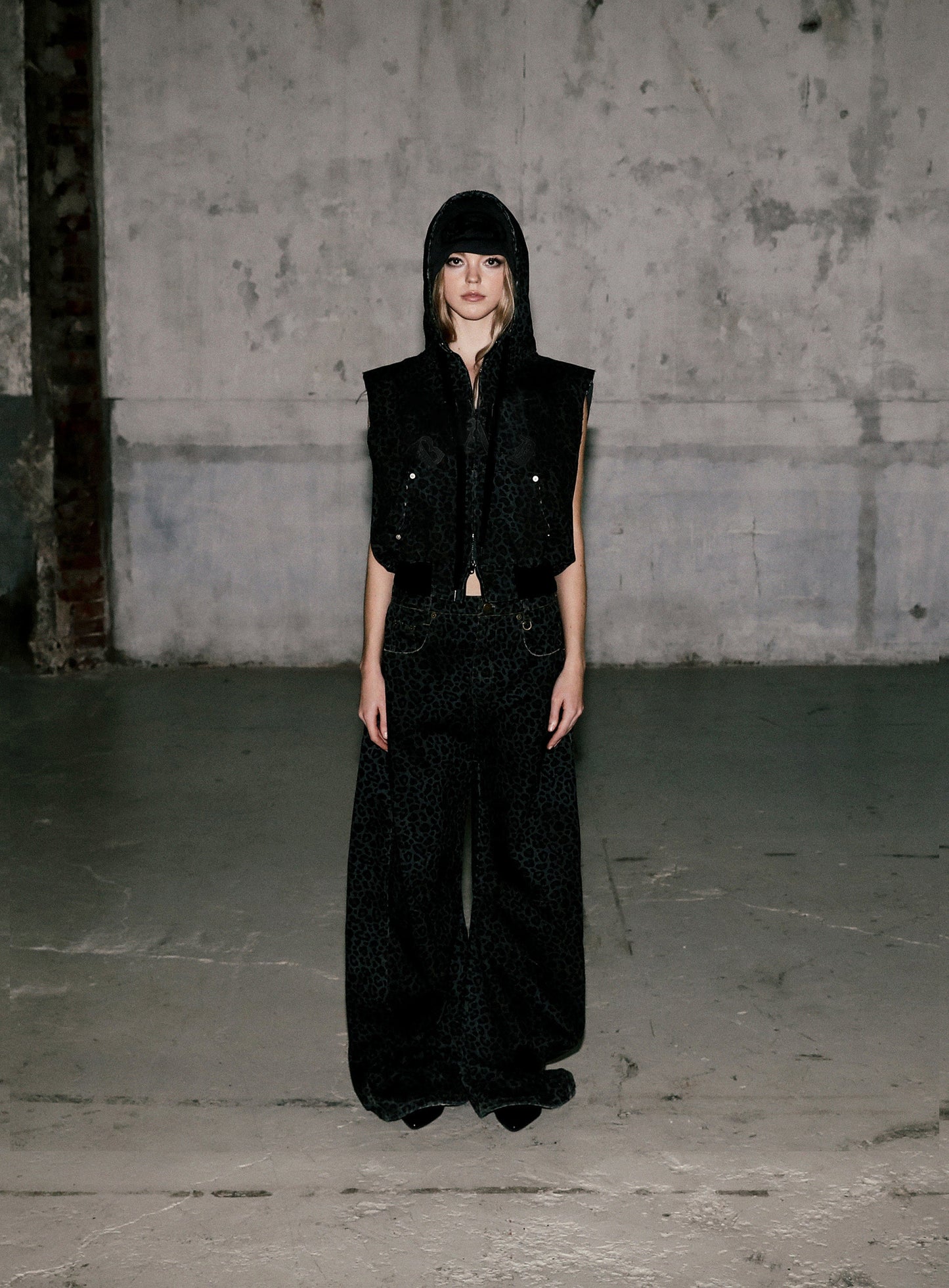 [w-hde25-027] Mystic Patch Sleeveless Hooded Work Jacket - Black Leopard