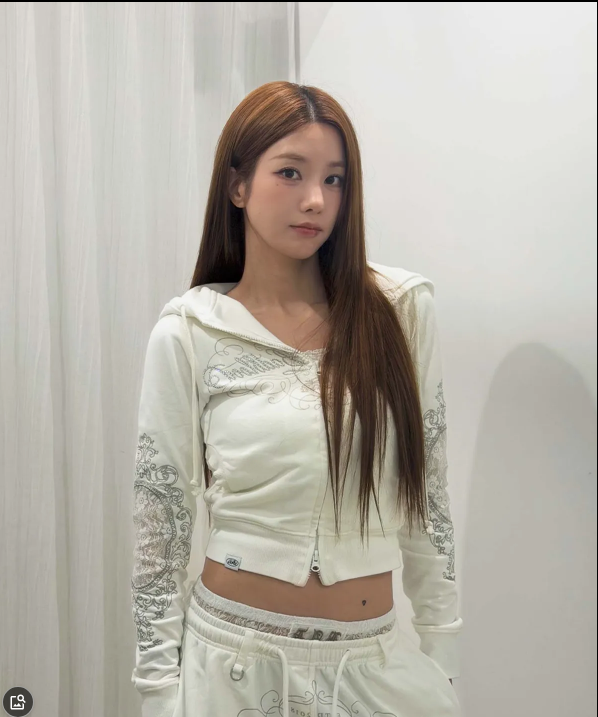 [w-hde26-052] H.B.B. Royal Lace Rhinestone Hooded Zip-Up - White
