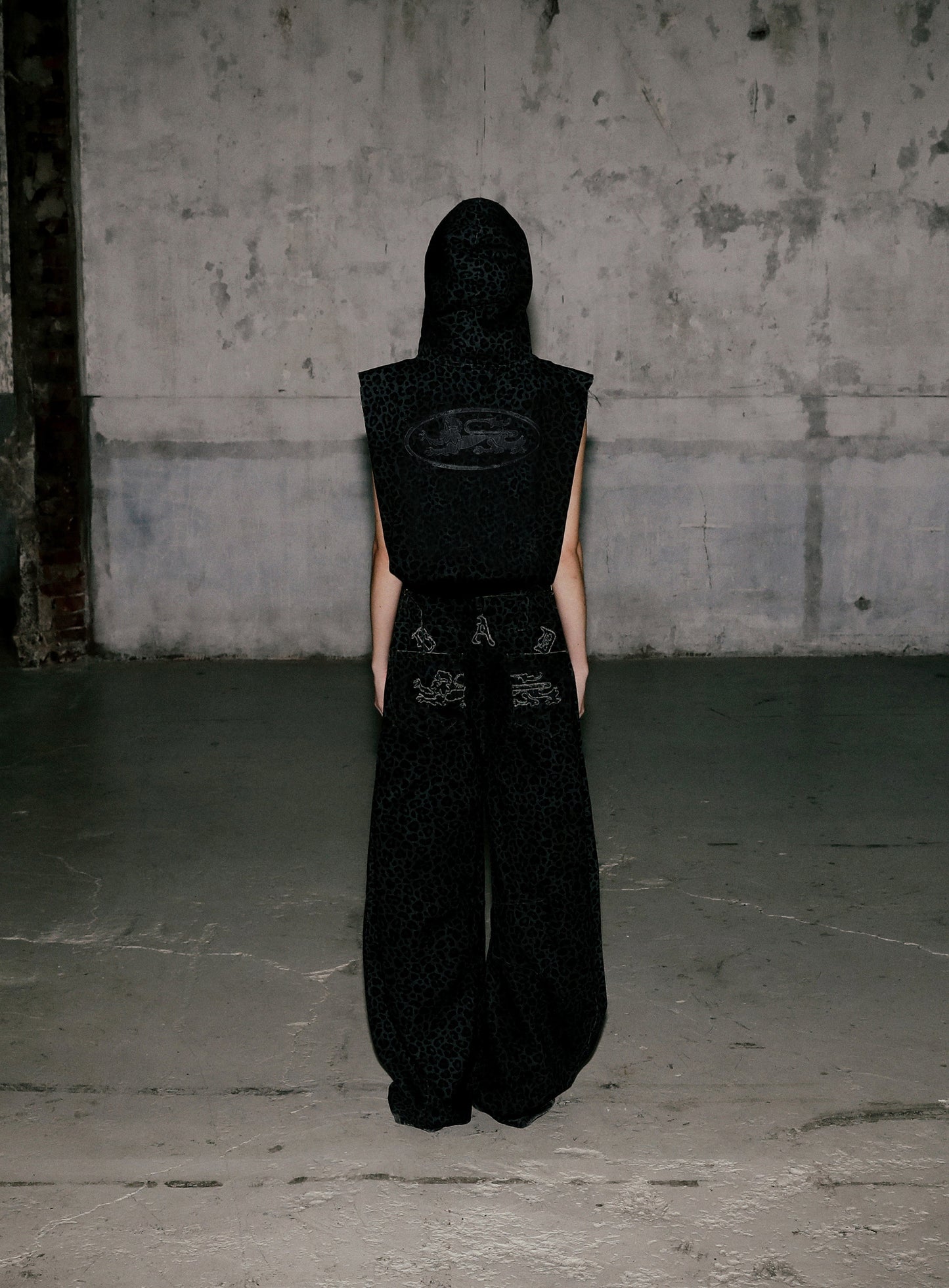 [w-hde25-027] Mystic Patch Sleeveless Hooded Work Jacket - Black Leopard