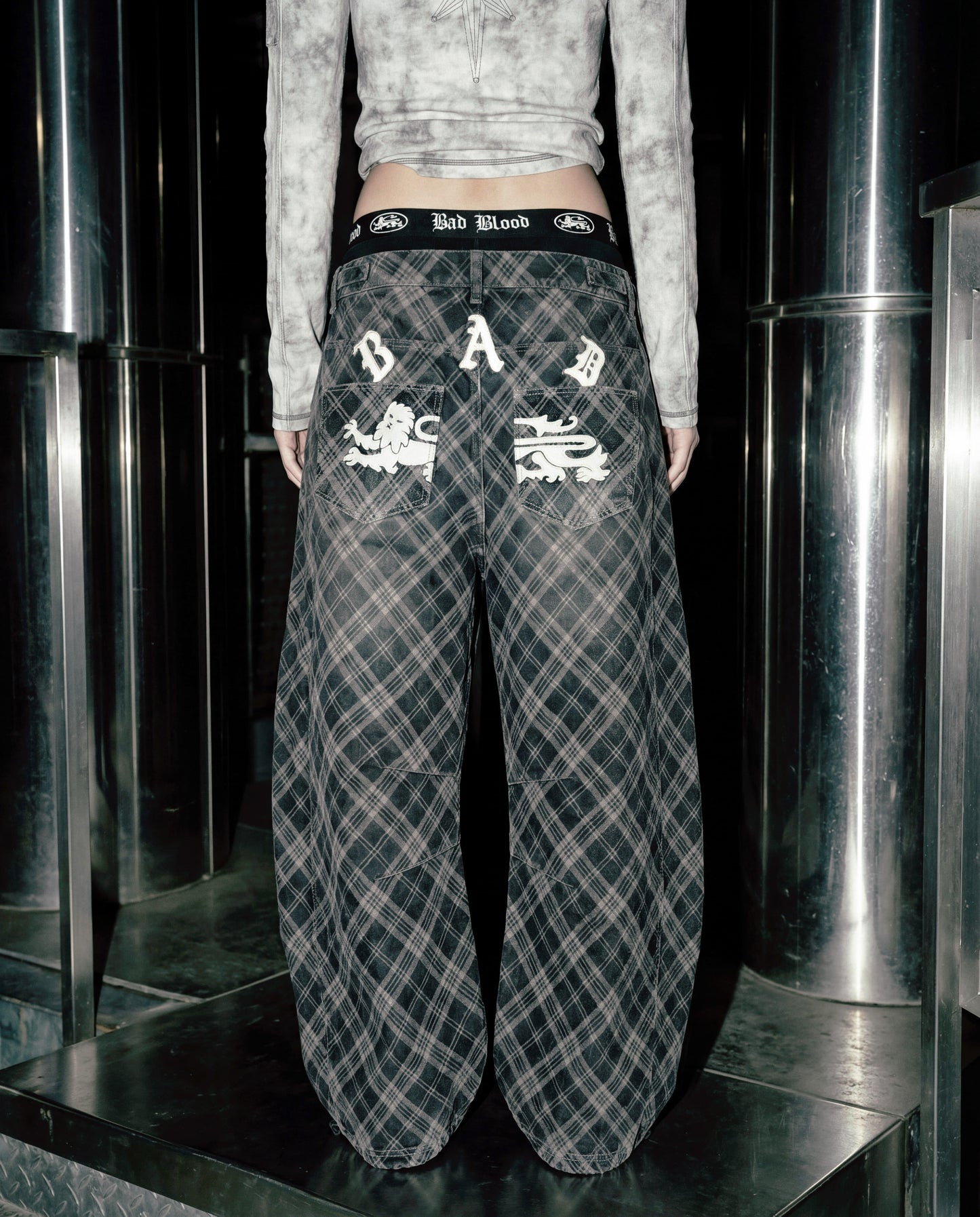 [w-pts25-124] Lion Patch Washed Barrel Pants - Black Denim Check