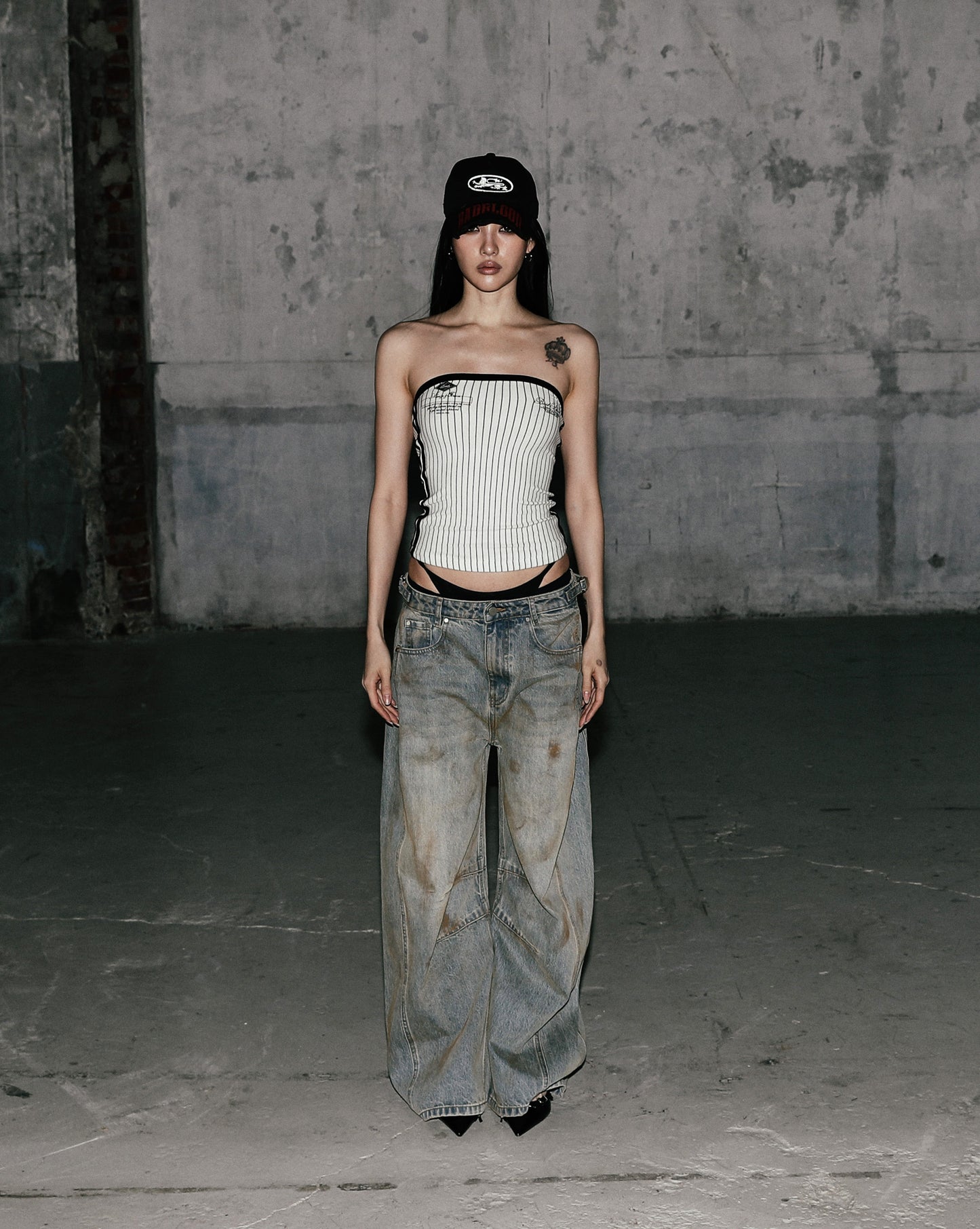 Lion Logo Barrel Jeans - Dusty Light Blue